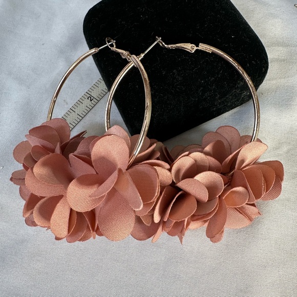 Large hoops with clusters of mauve fabric flowers - Picture 6 of 7